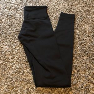 Black lululemon wunder under